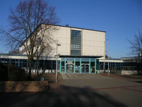 Foto: Haupteingang. Willkommen an unserem Gymnasium! Im Winter...