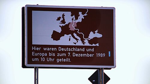 Foto eines Schildes, das an die deutsch-deutsche Grenze erinnert.