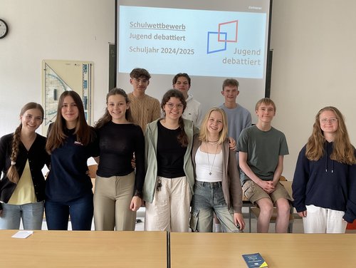 Gruppenfoto von Schülerinnen und Schülern, die am Wettbewerb teilgenommen haben.