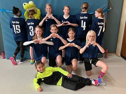 Schülerinnen und Schüler tragen neue dunkelblaue Sportbekleidung